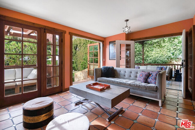 Building Photo - 543 N Las Palmas Ave