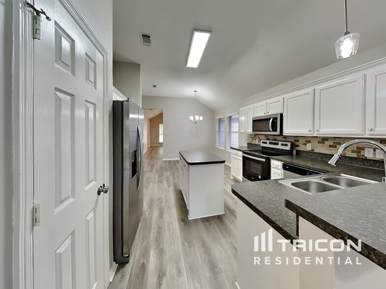 Building Photo - 1082 Roundrock Dr