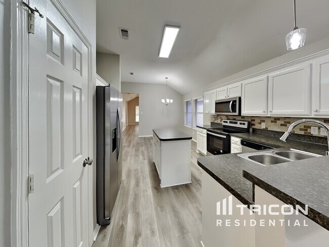 Building Photo - 1082 Roundrock Dr