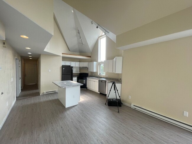 Building Photo - 416 N 15th Ave E