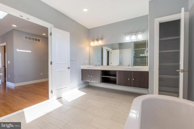 Building Photo - 153 Levering St