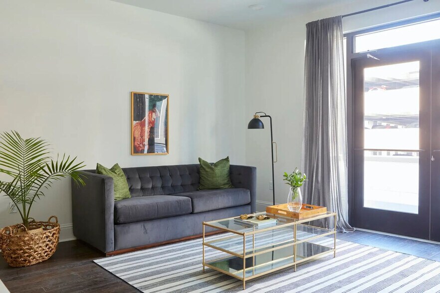 Building Photo - 301 St Charles Ave