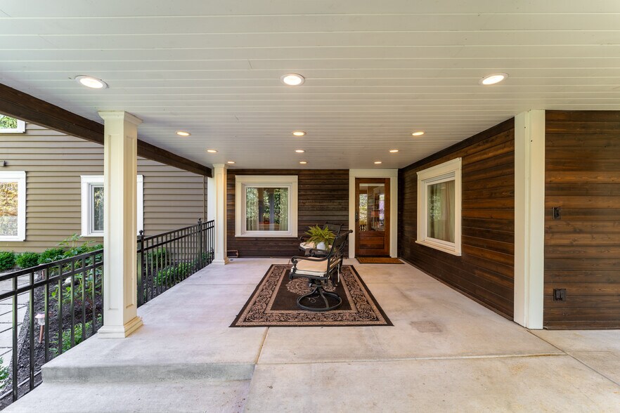 Building Photo - 2744 SW Sherwood Dr