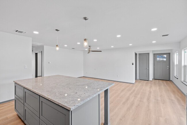 Building Photo - 905 N Lincoln St