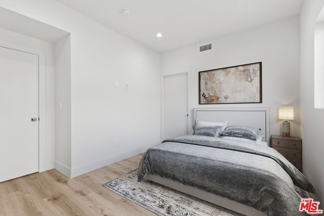 Building Photo - 6941 1/2 Simpson Avenue Unit