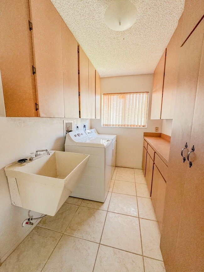 Building Photo - Gorgeous pool and spa home in central Sarasota