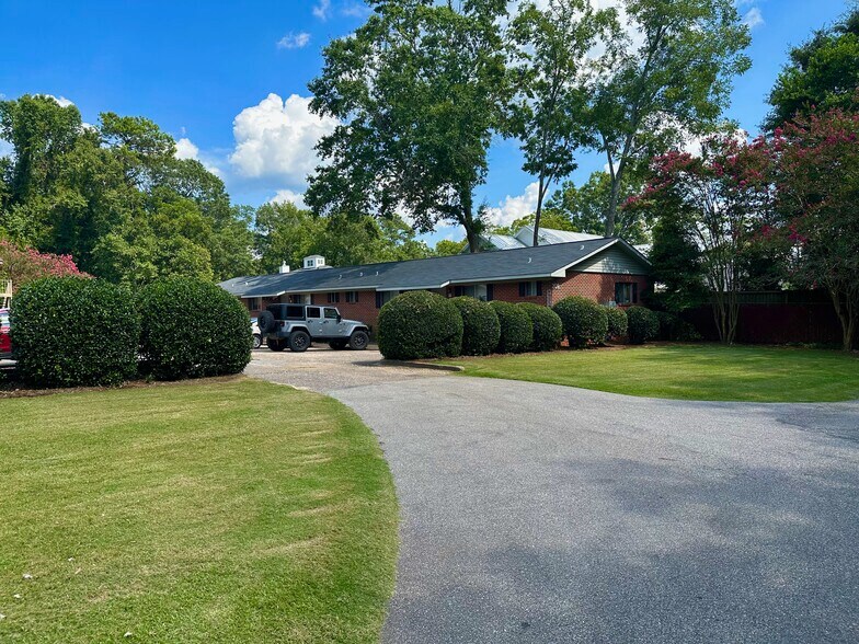 Building Photo - 207 Auburn Dr