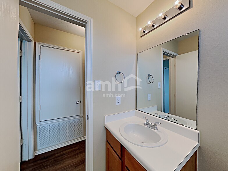 Building Photo - 9227 Mare Country