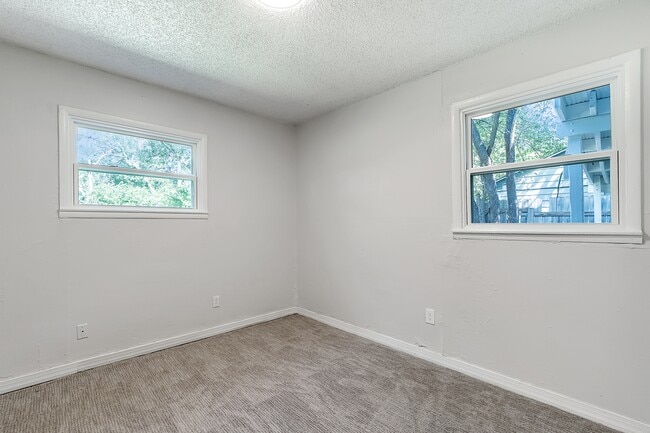 Building Photo - 3325 S Fern St