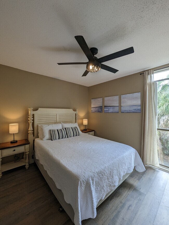 Building Photo - 42 S Forest Beach Dr