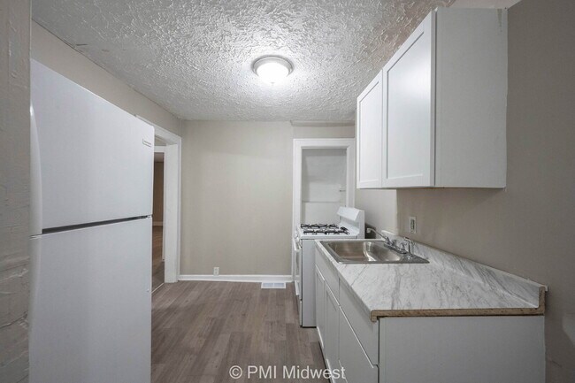 Building Photo - "Charming Urban Retreat: Cozy 1-Bedroom Ap...