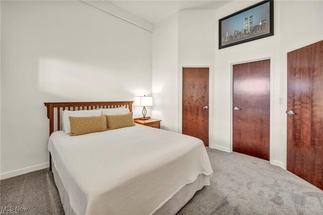 Building Photo - 1133 W 9th St