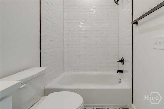 Building Photo - 1615 Le Grand St