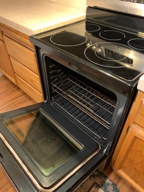 stove - 2845 Idlewild Dr