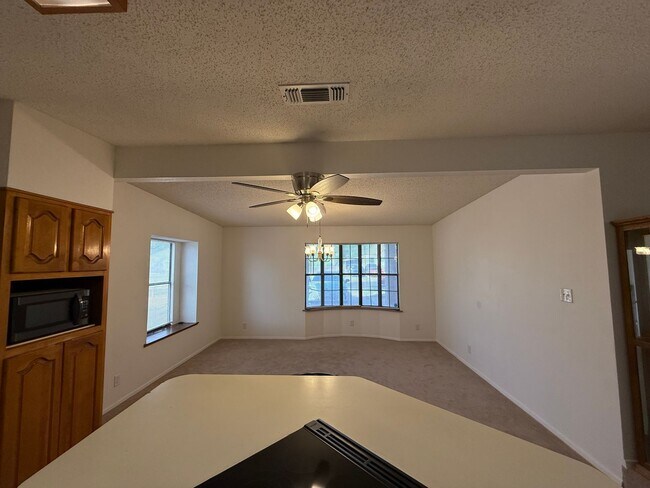 Building Photo - Spacious 4 bedroom, 2 bath home COMING SOON!