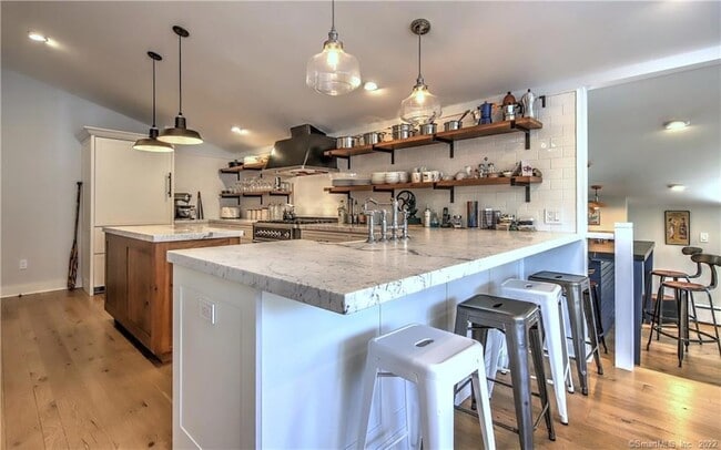 Building Photo - 96 Kings Hwy N