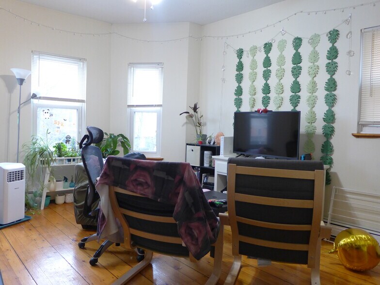 Building Photo - 832 Parker St