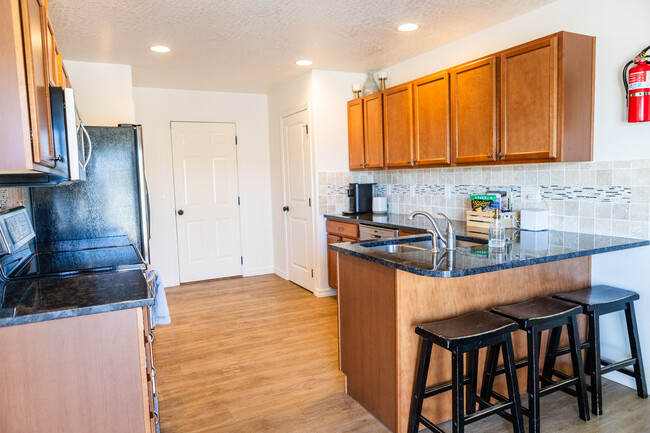 Man Level Kitchen - 1280 SW Selway Ln