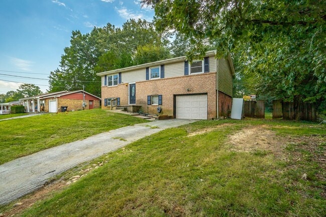 Building Photo - Spacious House in Hixson