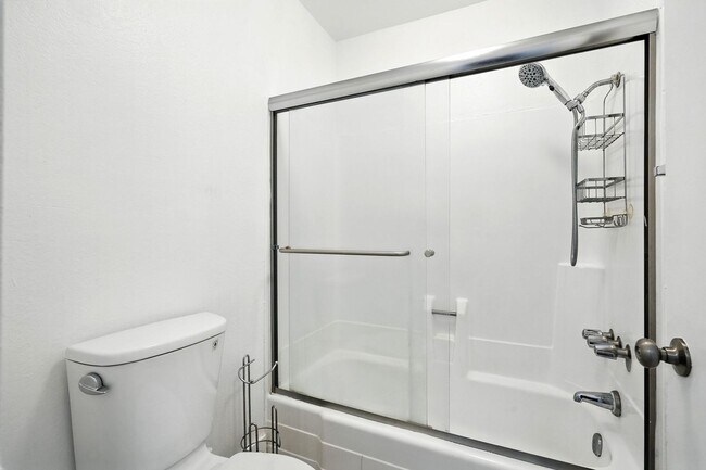 Building Photo - Charming 2BR + 1BA Condo in Tarzana availa...