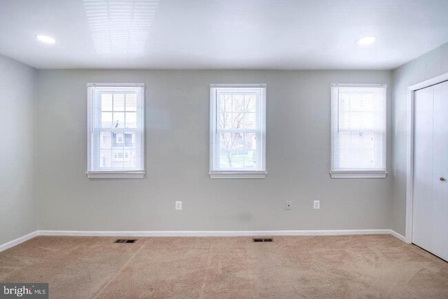 Building Photo - 9709 Lakepointe Dr