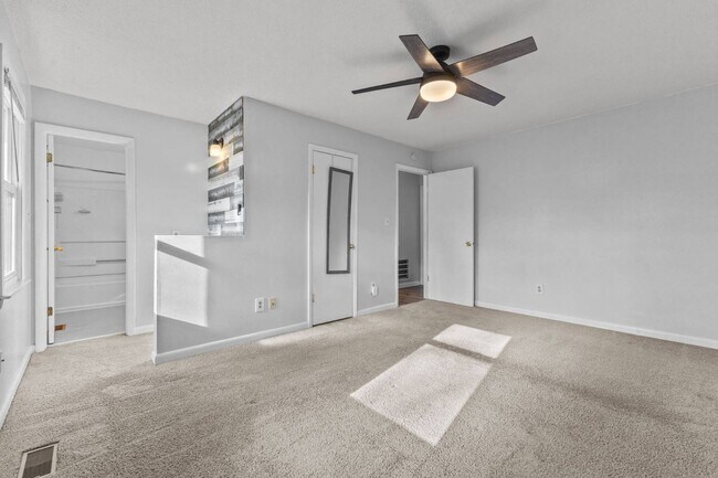 Building Photo - 6257 Lakehaven Dr