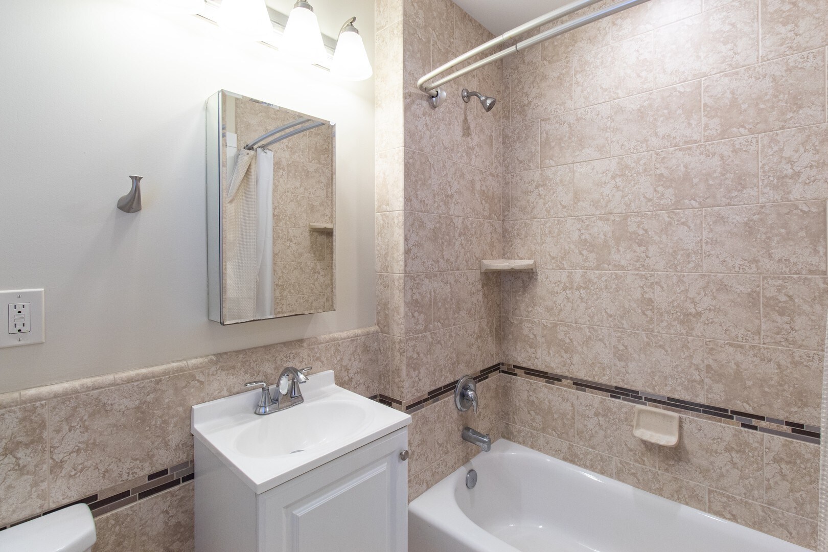 Building Photo - 1460 Gaviota Ave