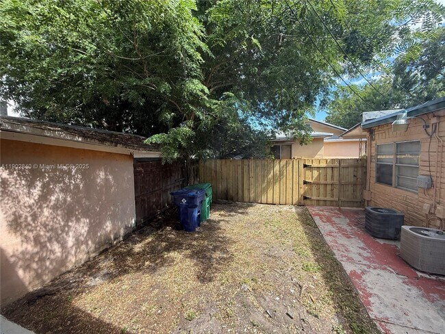 Building Photo - 906 SW 14th Ave