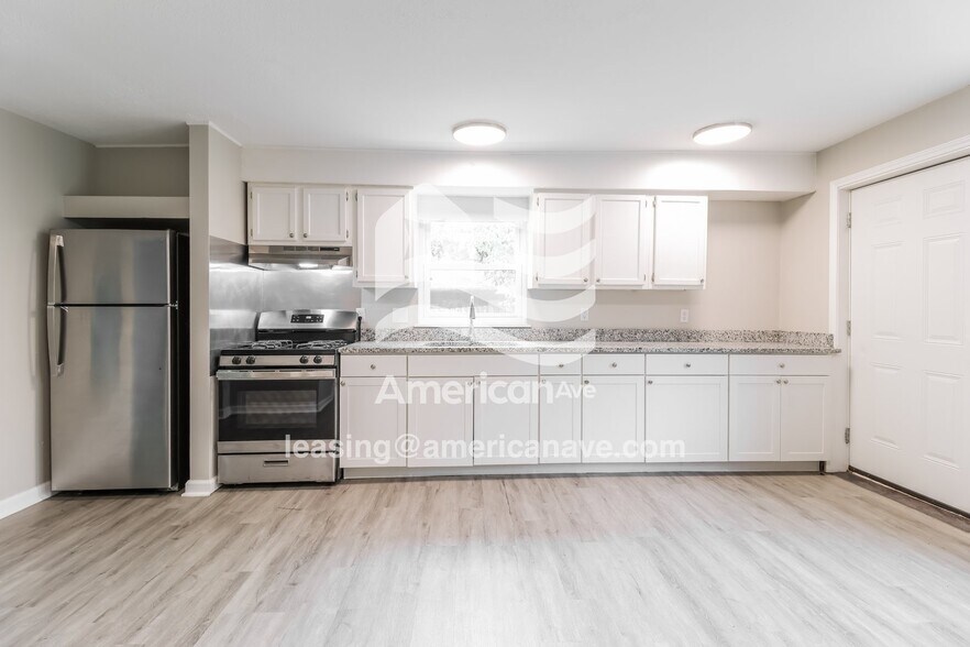 Building Photo - 1216 W 41st St