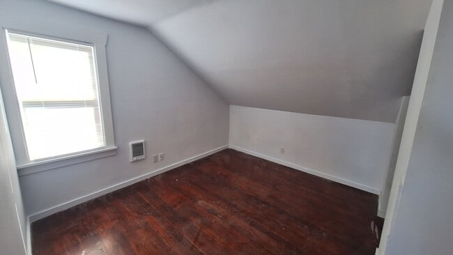 Building Photo - 4 bed 1.5 bath home walking distance to Lo...