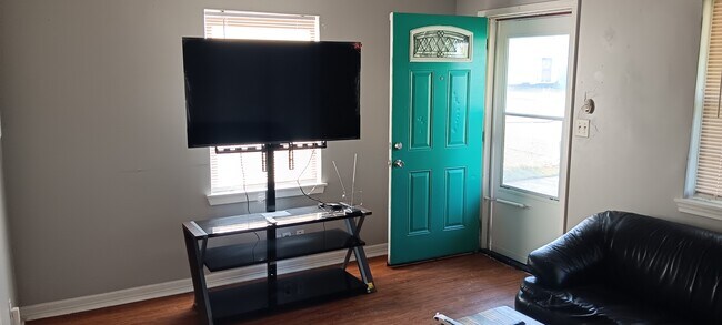 Building Photo - 548 E Woodrow St