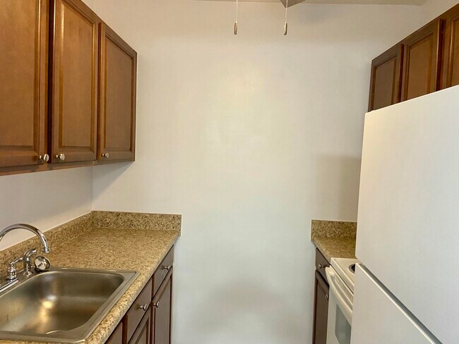 Building Photo - 2909 Middle River Dr