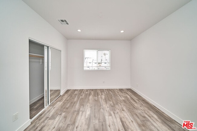 Building Photo - 605 1/2 W 41st Pl