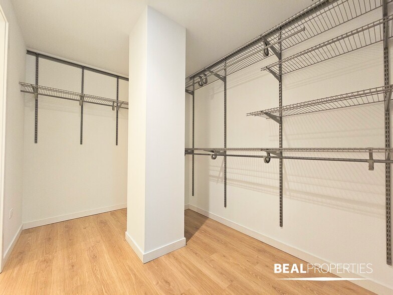 Building Photo - 548 W Webster Ave