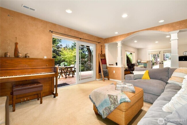 Building Photo - 5Bd/3.5Ba Newcastle House