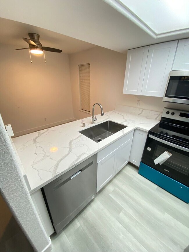 Building Photo - MOVE IN SPECIAL-Delightful 2BED/2BATH Condo tucked away in a picturesque Henderson community!