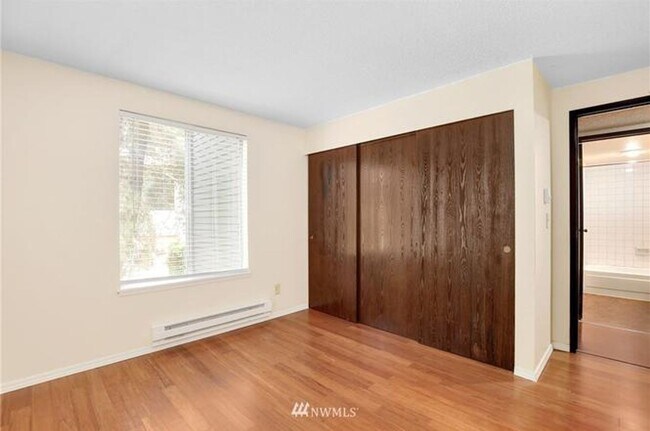 Building Photo - Location, Location, Location 3-bedroom Sammamish Bluffs Condo