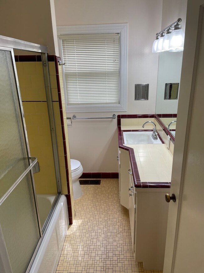 Building Photo - Great 2 Bedroom 1 Bathroom Home in Land Park