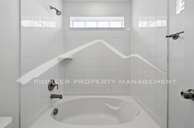 Building Photo - Spacious Home with Washer/Dryer and Centra...