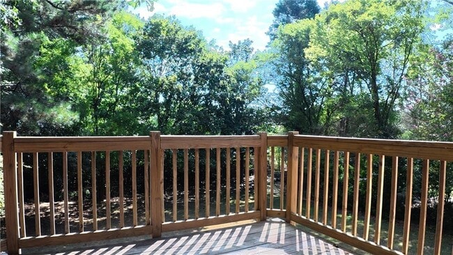 Building Photo - 2575 Overlake Dr