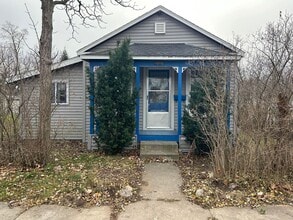 Building Photo - 2 Bedroom House