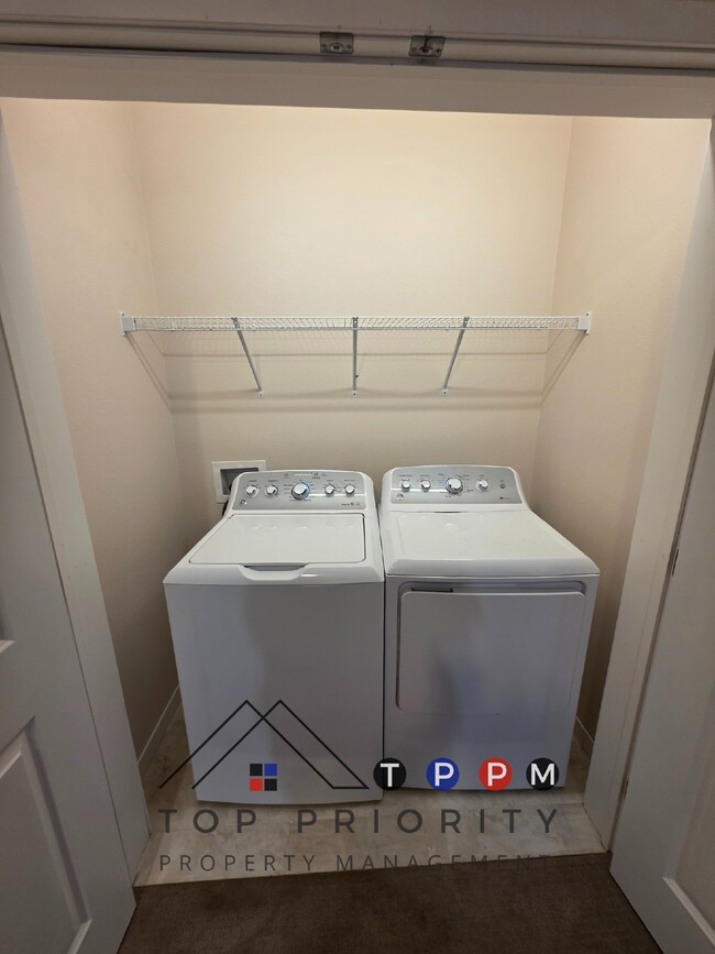 Building Photo - 2 Bedroom | 1 Bathroom 2nd Floor Apartment...
