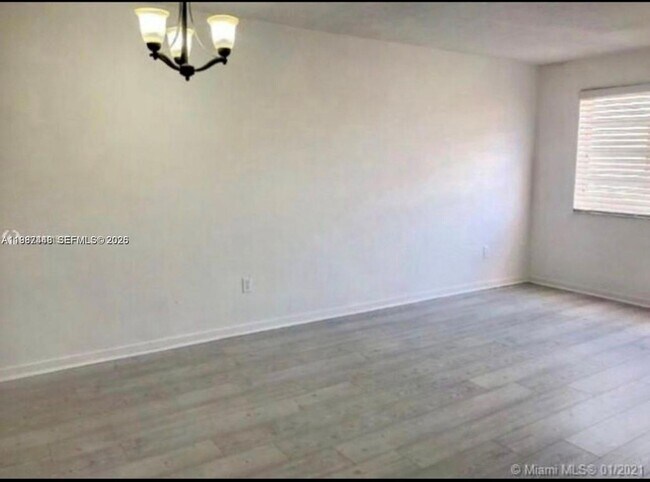 Building Photo - 1225 NE 124th St