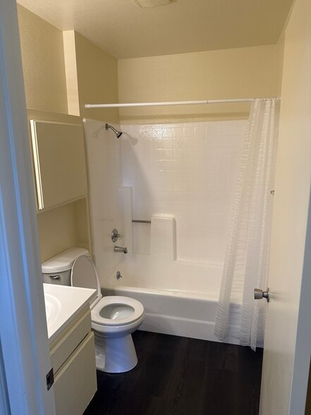 Full bathroom - 725 Summerwood Ln
