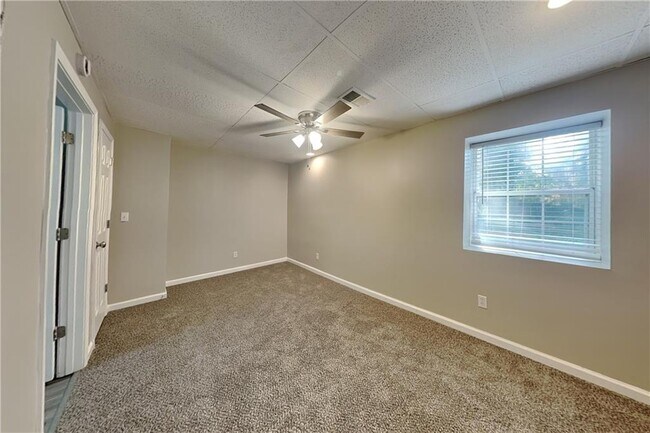 Building Photo - 4902 Sturbridge Crescent