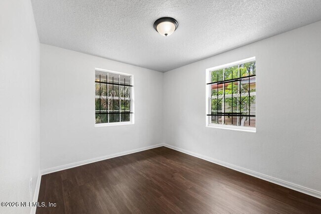 Building Photo - 1424 W 9th St