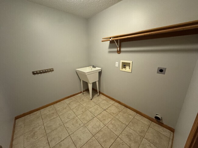 Building Photo - 1303 Fox Run Dr