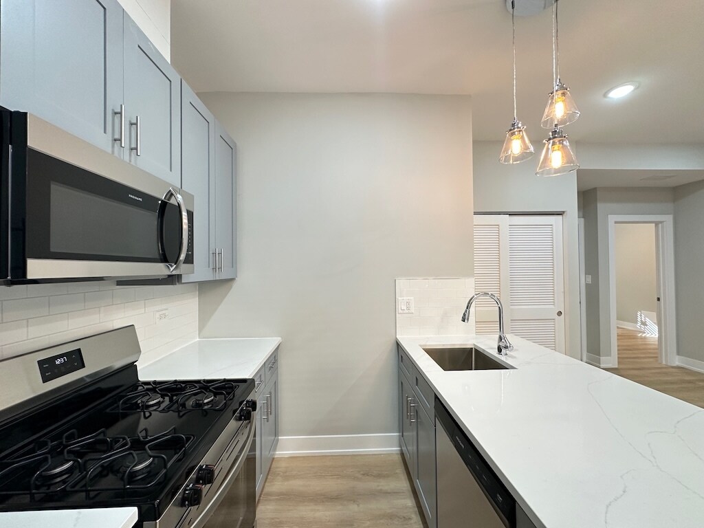 Building Photo - 419 W Belden Ave
