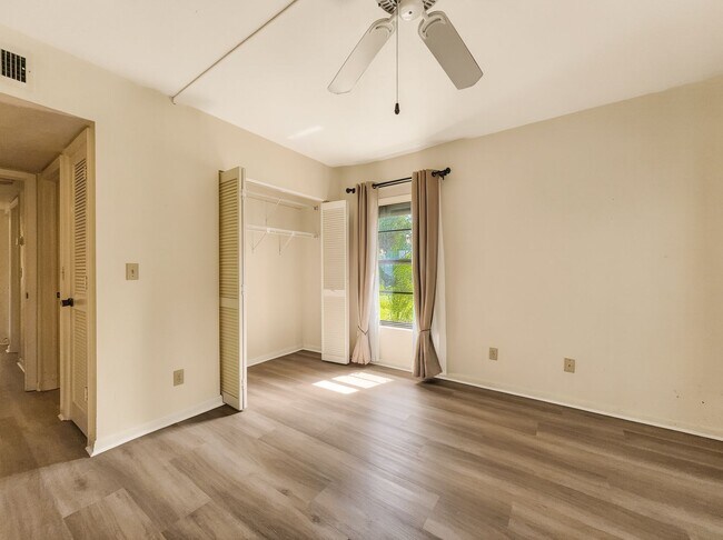 Building Photo - 2 bed 2 bath annual rental *** First floor condo *** Kings Lake Community