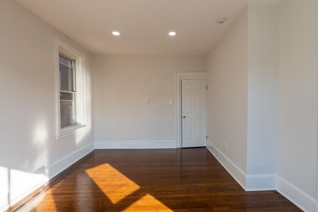 Building Photo - 5003 Pine St